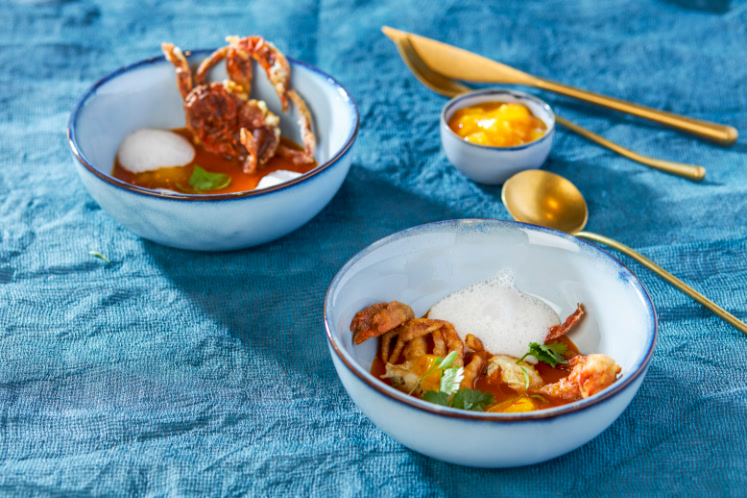 Kreeftensoep, beignets van soft shell crab, ananas-mangochutney, kokoscappucino en korianderolie
