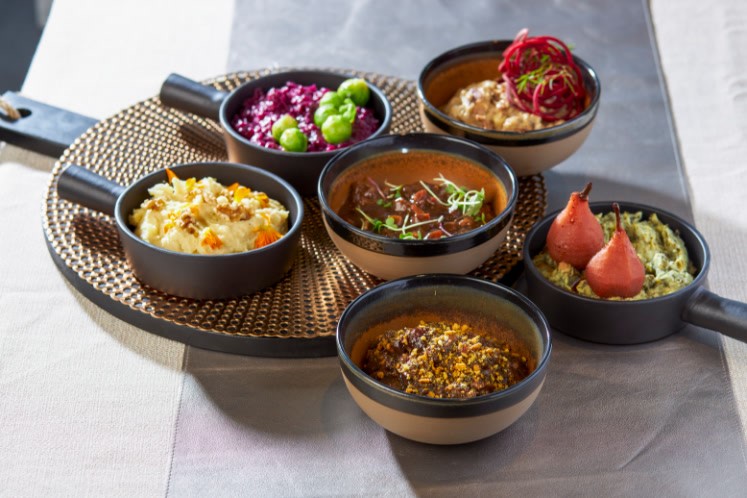 Proeverij van wildstoverijen met winters garnituur