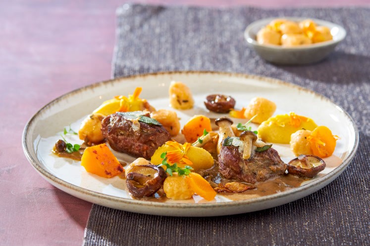 Varkenswang, lardo, paddenstoel en salie, pompoenstructuren en romige champignons