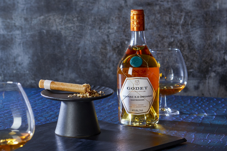 Sigaar van aardappel gevuld met Spaans abrikozenbrood en kaasfondue