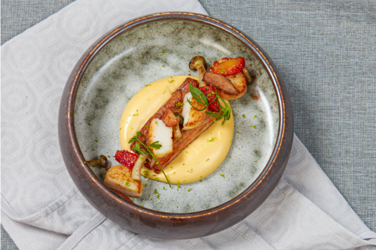 Coquilles met een hollandaise van sambai en beurre noisette