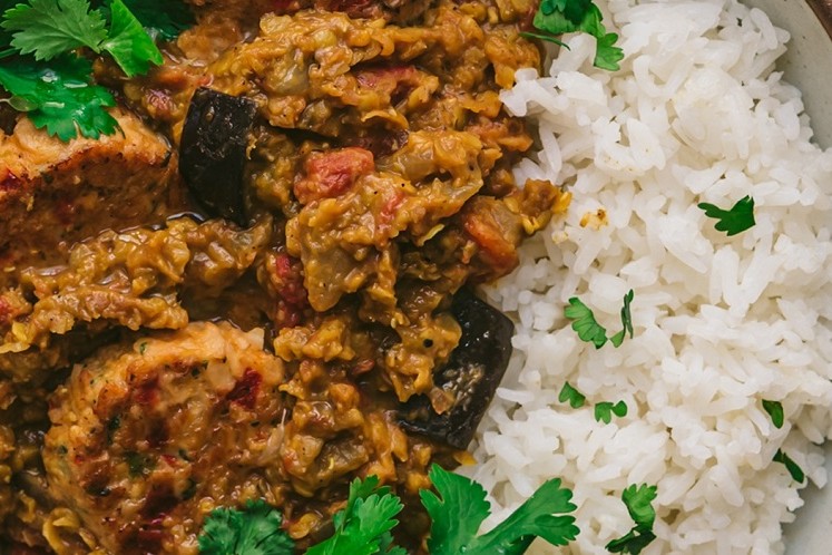 Crab Free cakes met een curry van linzen en aubergine