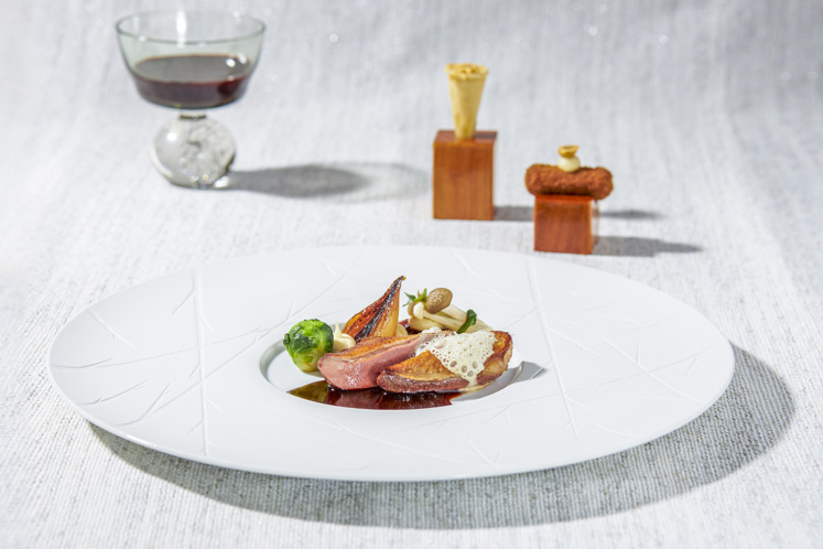 Anjou duif, pommes fondant, gerookte ganzenlever en kroketje van de bout