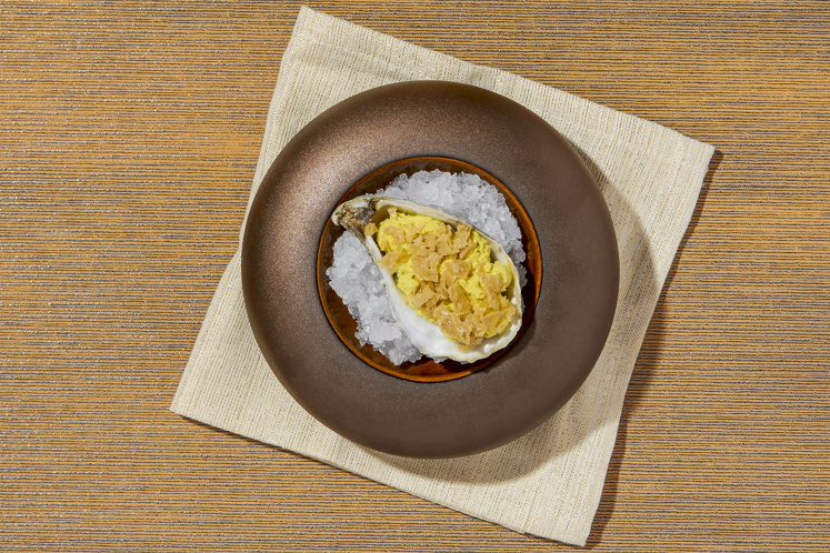Oester met salade van bleekselderij en Hollandse garnalen schuim van ‘Tom yam’ en krokante kippenhuid