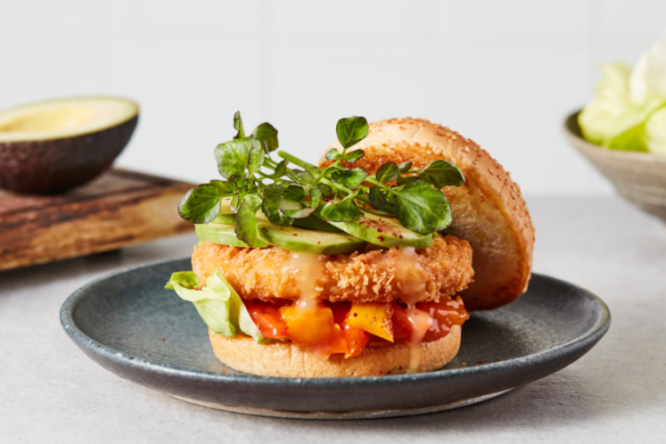 Crispy NoChicken burger met avocado en peperonata