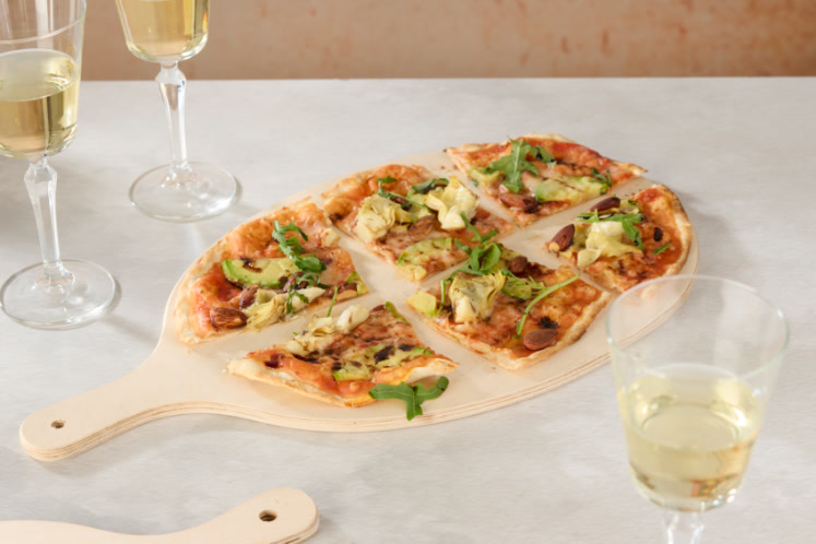 Flammkuchen met San Marzano-tomaten en geraspte mozzarella