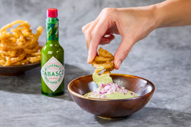 Aardappelspaghetti in bier beslag met pittige avocado