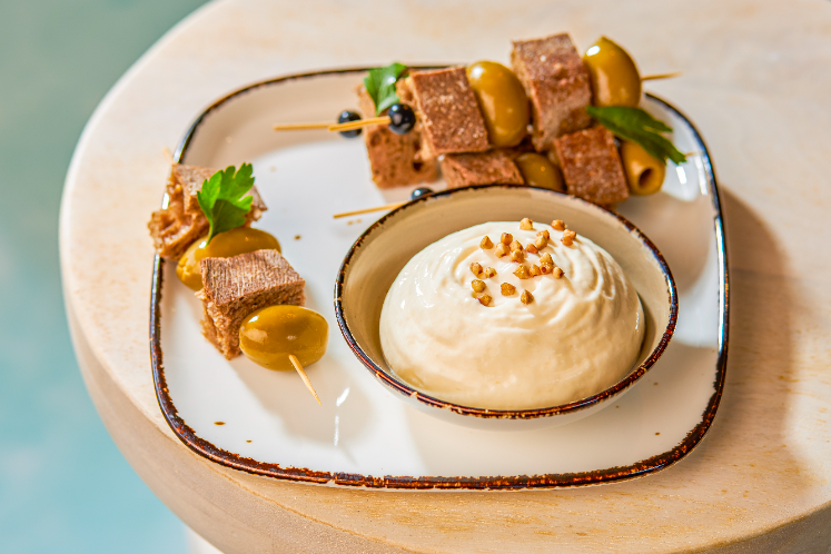 Aioli espuma met brood en olijvespies