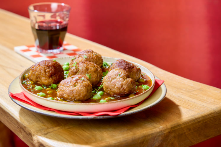 Albondigas met sjalottensaus en groene kikkererwten