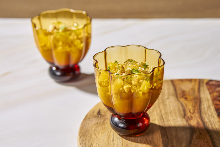 Amandelmelkcustard met geflambeerde appel, gember en gelei van kaneelbes