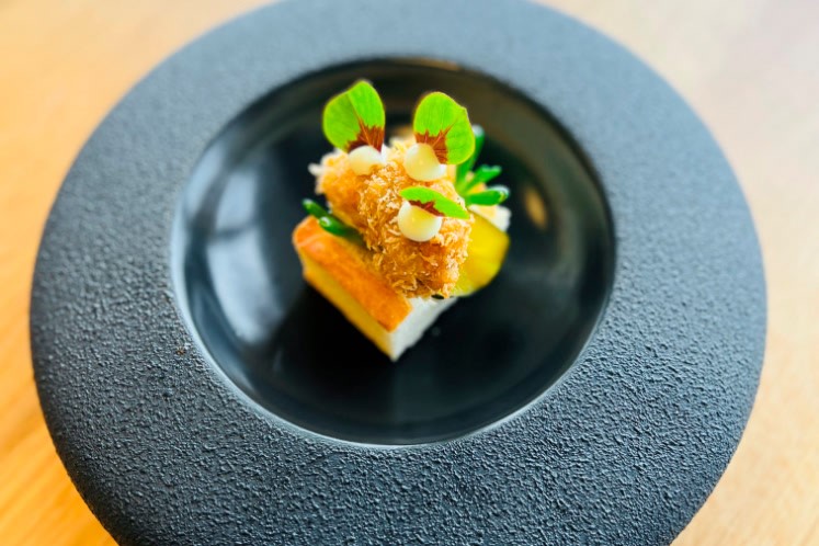 Amuse van krokante mossel op focaccia