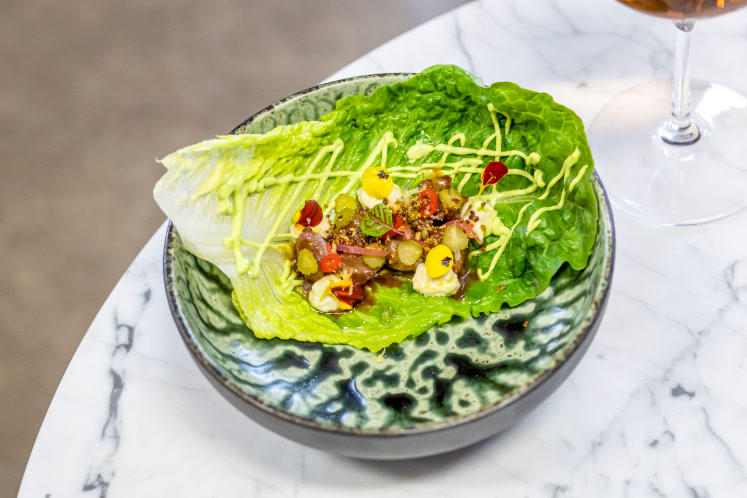 Arrosticini van schaap en Romaine sla