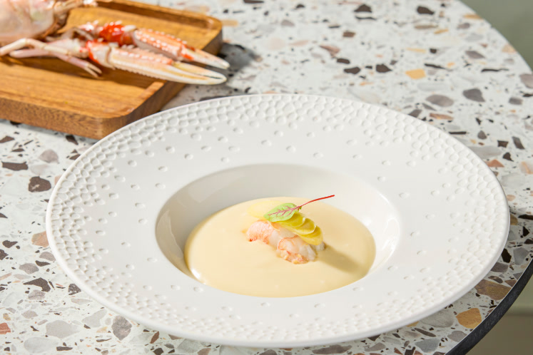 Asperge-velouté met langoustines