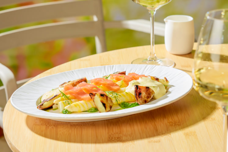 Asperges met koudgerookte zalm, Roseval aardappelen en hollandaisesaus