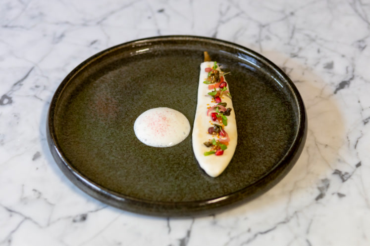 Aubergine in een jasje van tahini en geitenyoghurt