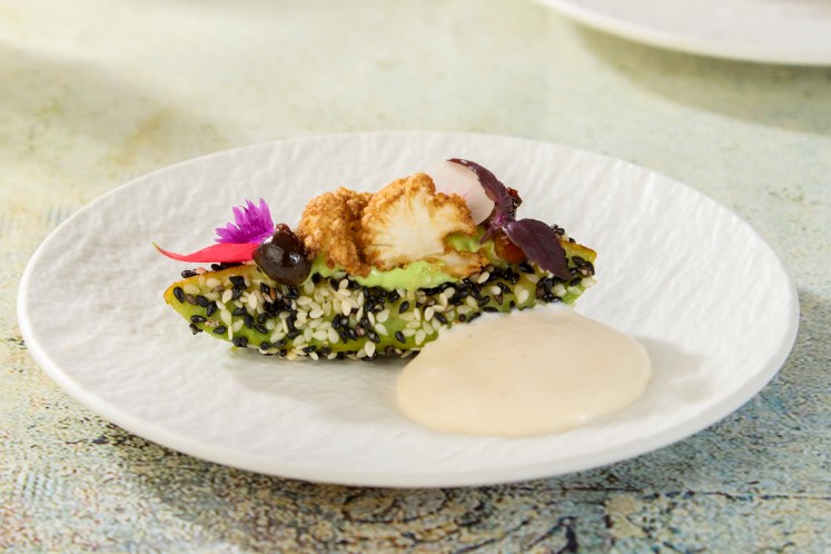 Avocado met krokante bloemkool, beukenzwam en kokos-Hollandaise