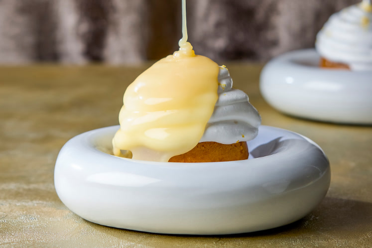 Baba au rhum met witte-chocolade-ijs, meringue en witte-chocoladesaus