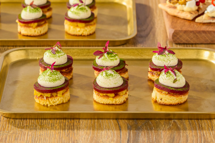 Brioche met rode biet, appel-selderijchutney en mousse van Reypenaer XO
