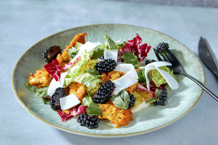 Bittergreen salade van kool, bittere sla en een groene kruiden marinade