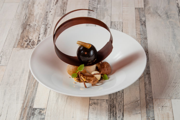 Black circle dessert van Roger van Damme