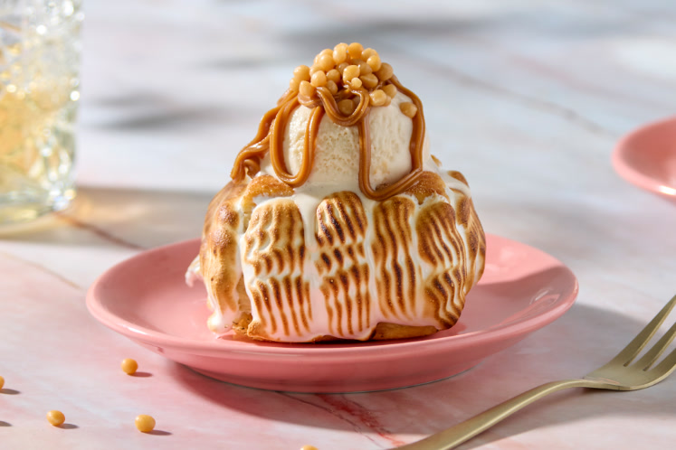 Bladerdeegpasteitje met gezouten karamel roomijs