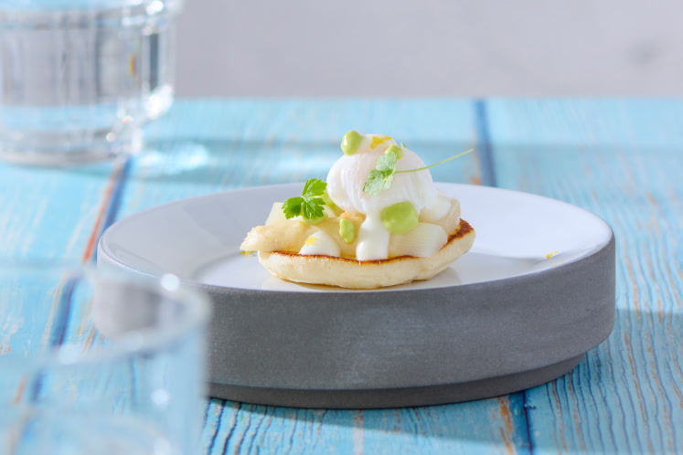 Blini met in karnemelk gegaarde asperge