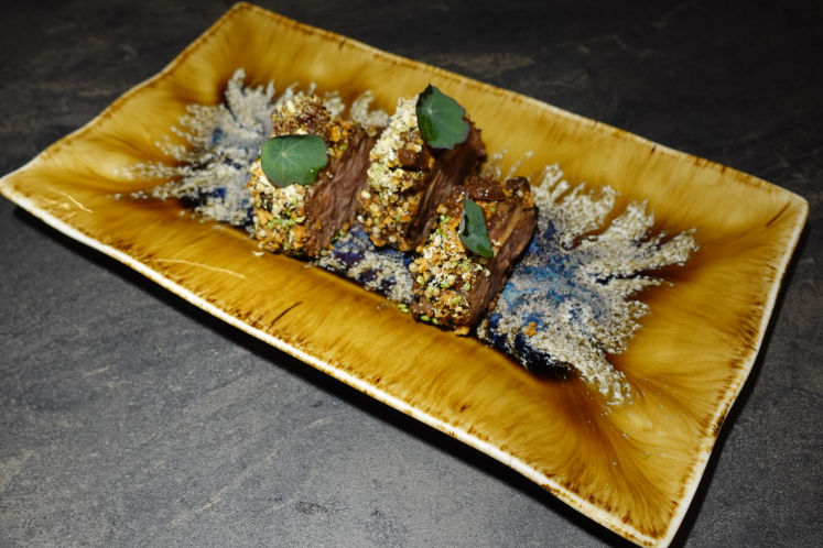 Boneless beef ribs met unagi-glace, crumble en Merx-kaasje