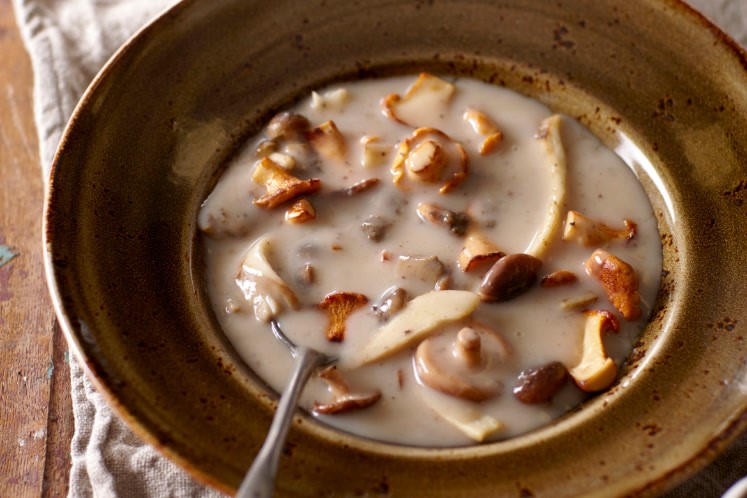 Bospaddenstoelensoep met truffeltapenade