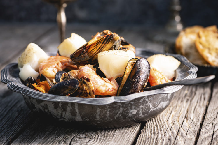 Bouillabaisse met crostini en rouille van de Big Green Egg