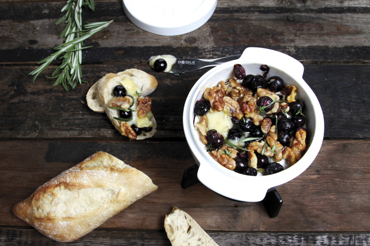 Camembert uit de oven met blauwe bessen en walnoot