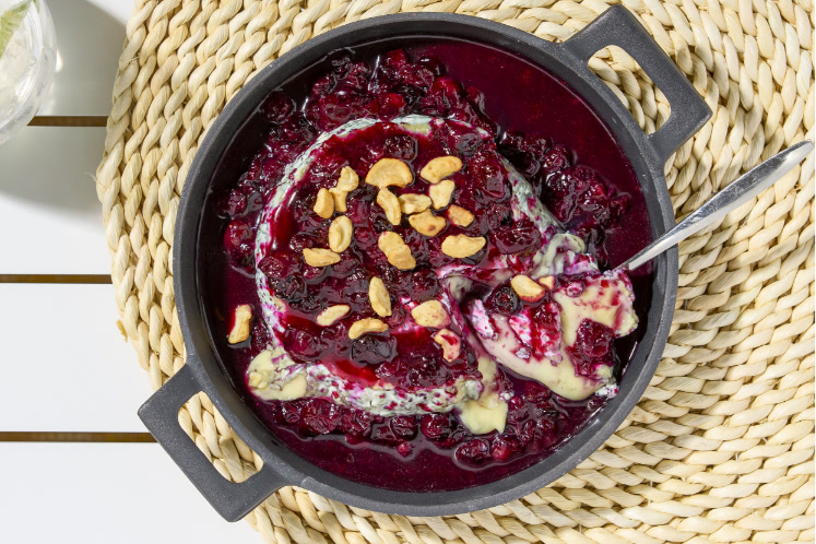 Camembert van de barbecue met ‘baked blueberry’ saus