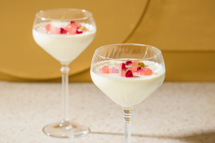 Camembert panna cotta en cranberrygel