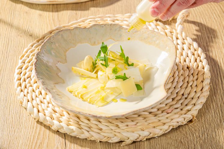 Carpaccio van witte asperge met citroenolie en Parmezaan