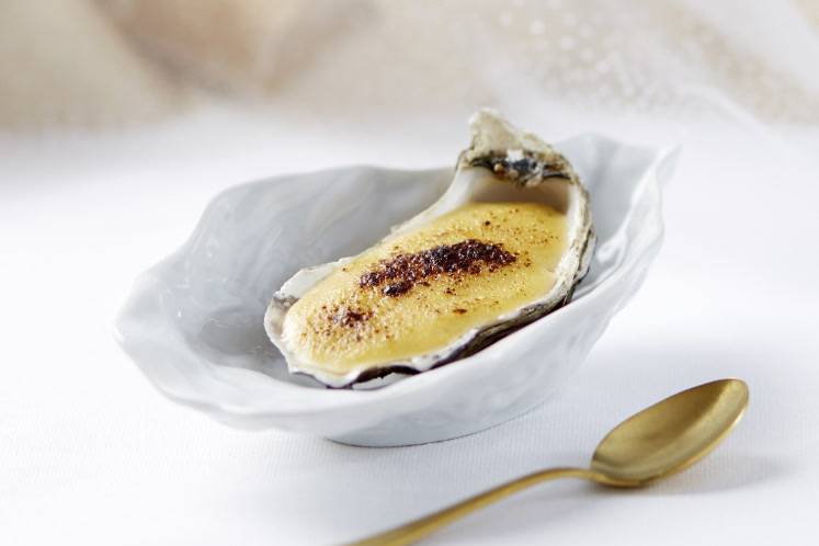 Met champagne gegratineerde platte oester