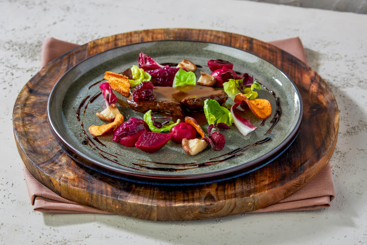 Gestoofde hertensukade met rode kool en krokante groenten