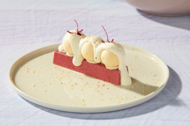 Chocolate candy bar met crème van pandanrijst en kwark-cheesecake balletjes