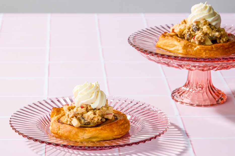 Cinnamon roll apple crumble & salty caramel