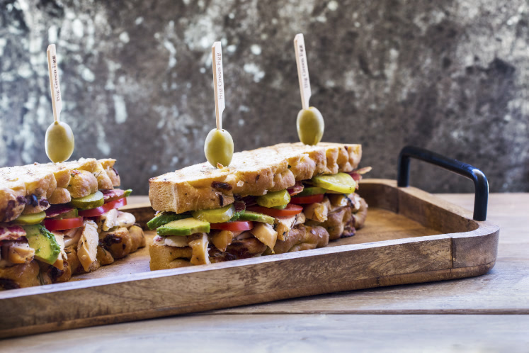 Clubsandwich met gerookte kip van de Big Green Egg