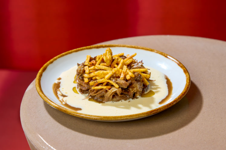 Costillas de res con papas fritas