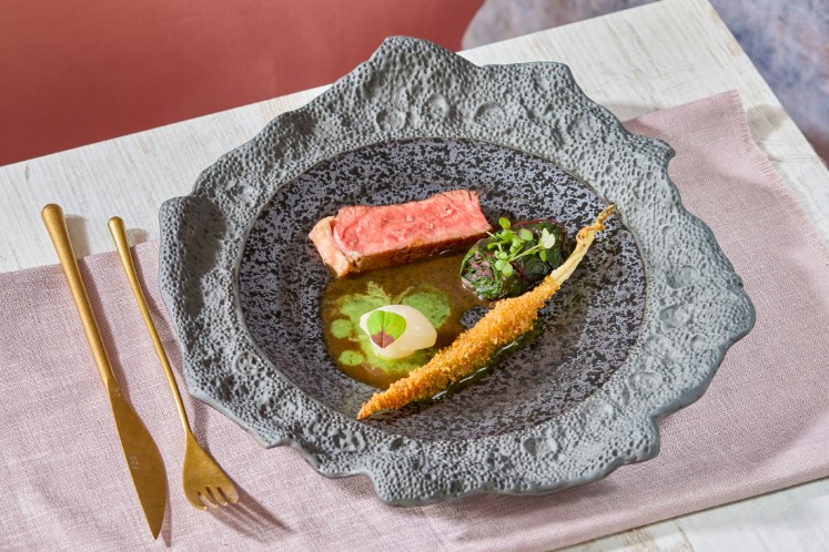 Côte de boeuf met snijbiet, zilverui, krokante wortel en jus van morilles