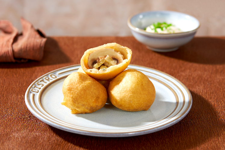 Beignets van gevulde champignons met gratin en blauwe kaas