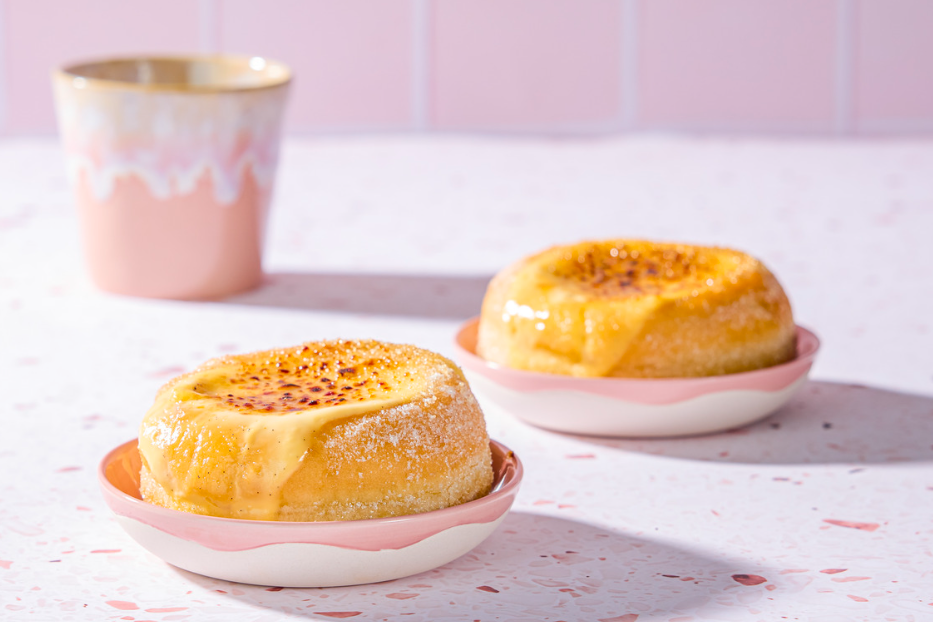 Donut crème brûlée bun