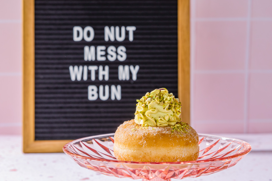 Donut pistache bun