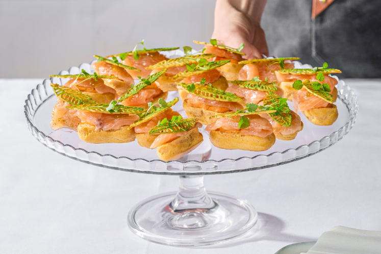 Eclair met zalm, paprika-chili hummus, krokantje en ponzugel — image