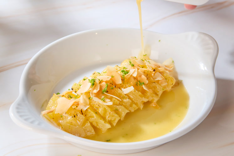 Eetbare Piña Colada cocktail met ananas, kokos en kaffirlimoen