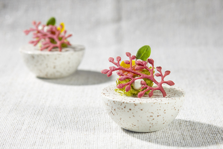 Luchtig cakeje van Thaise basilicum met een bietenboompje