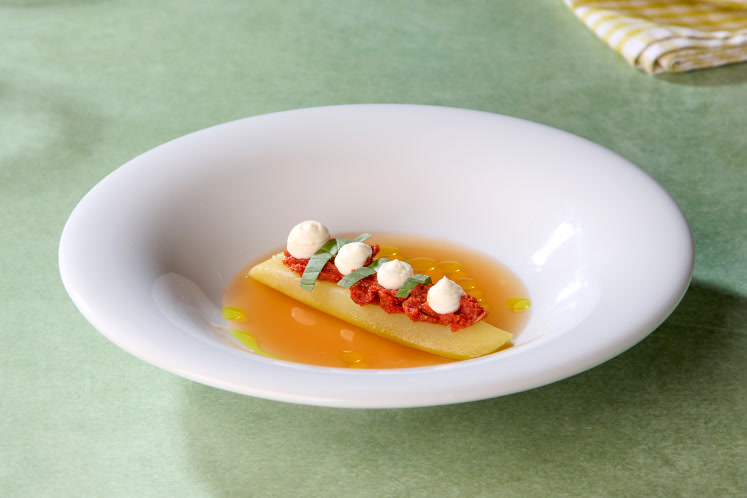 Filet americain van tomaat, gerookte crème fraîche en gezouten courgette