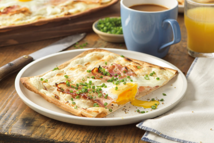 Flammkuchen met ei en ontbijtspek