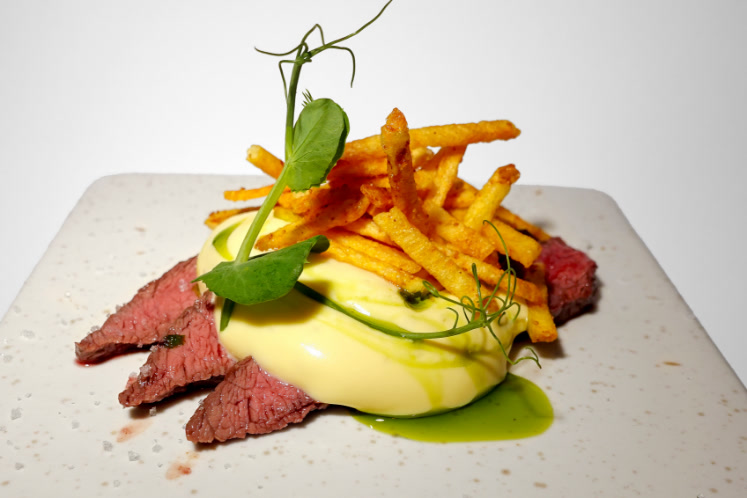 Flat iron steak met hollandaise, dragonolie en ‘frietjes’