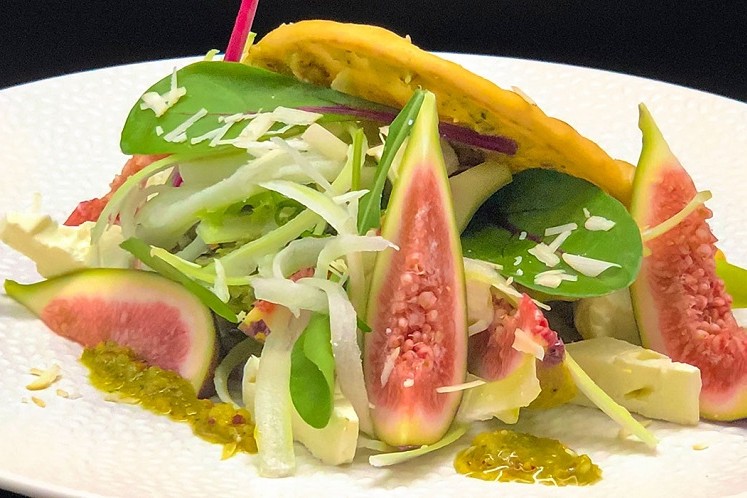 Flatbread met notenpesto, salade en vijgen